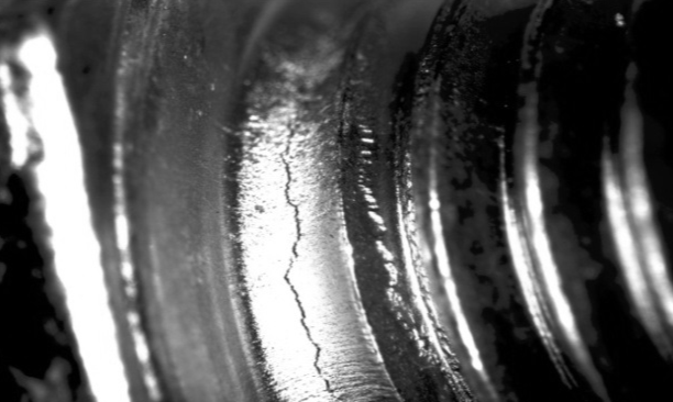 Karakteristika ved dæmpning af revner